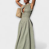 Šaty bez rukávů s plisováním a těsným střihem midi