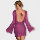 Šaty bez zadního dílu s flitry a dlouhými rukávy